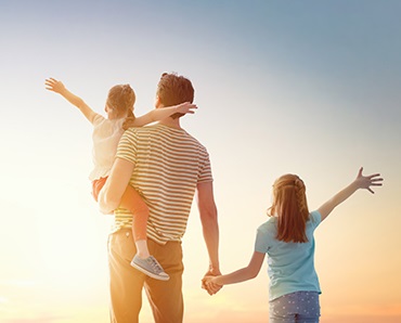 Familia feliz al atardecer